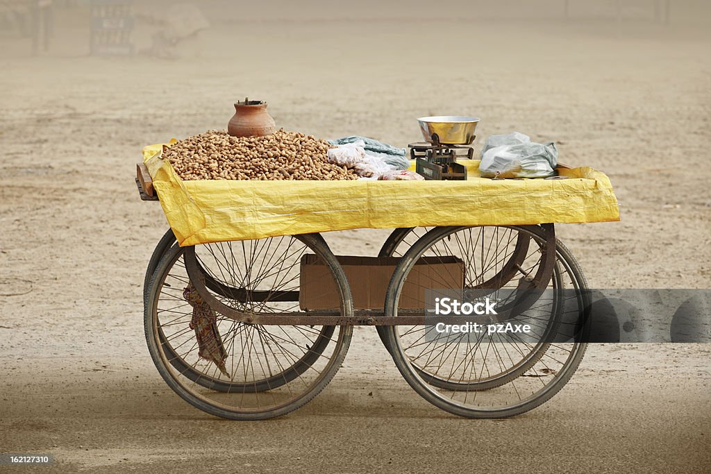 Contatore vendita di arachidi tostate. India. - Foto stock royalty-free di Antigienico