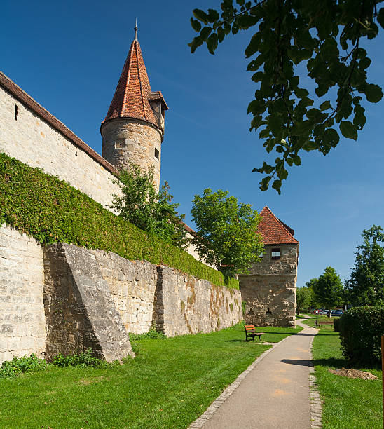 cidade parede de rotemburgo to der tauber - fortified wall footpath tower rothenburg imagens e fotografias de stock