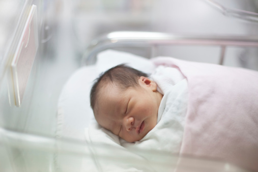 Rostro del primer día recién nacido en el hospital a la habitación photo