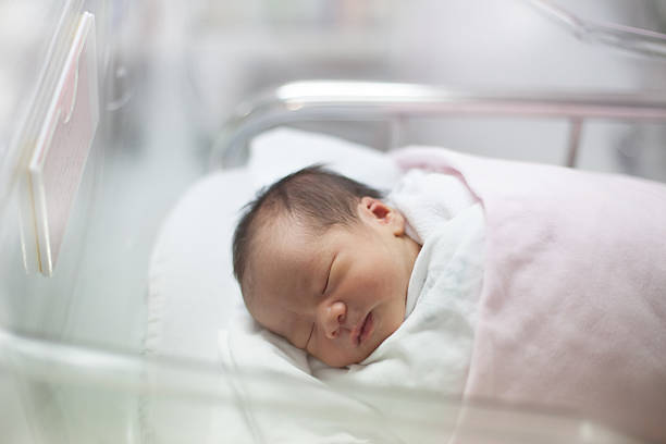 顔の最初の日に新しいボルン病院の配送ルーム - maternity clinic ストックフォトと画像