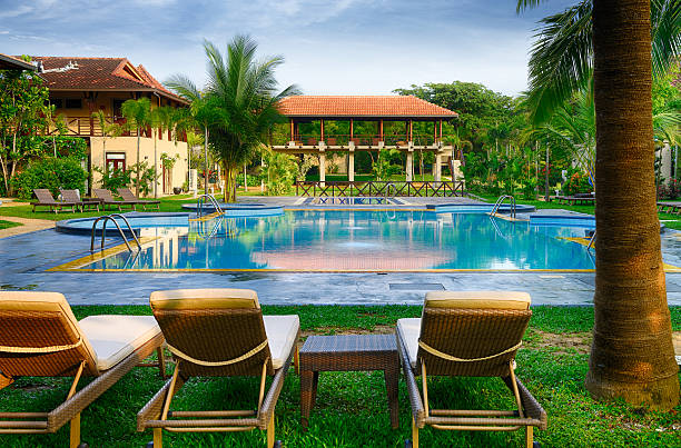 piscina de verano - roof tile vacations urban scene outdoors fotografías e imágenes de stock