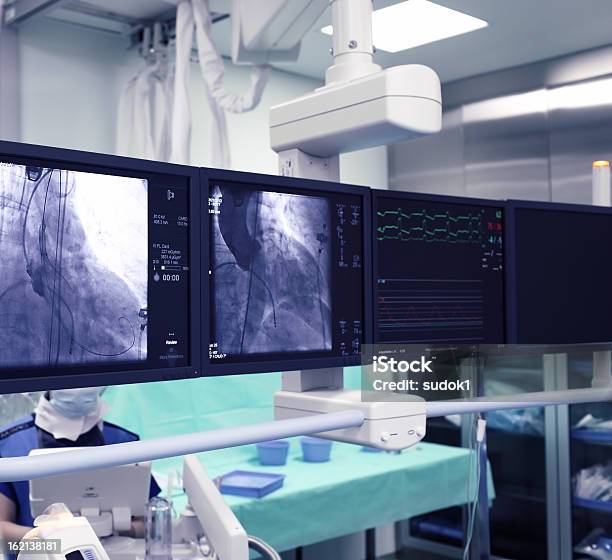 Xray Monitores Foto de stock y más banco de imágenes de Arteria coronaria - Arteria coronaria, Arteriograma, Quirófano