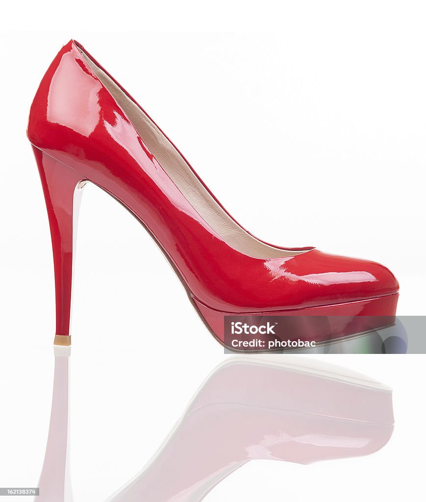 Lusso rosso su bianco scarpa da donna - Foto stock royalty-free di Scarpe con la zeppa