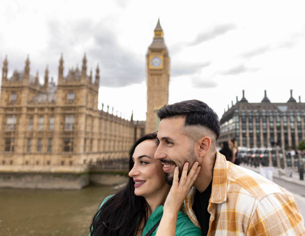 pretty tourist couple taking photo in london - multiracial couple selfie - pretty tourist couple taking photo in london - multiracial couple selfie - big ben stock pictures, royalty-free photos & images