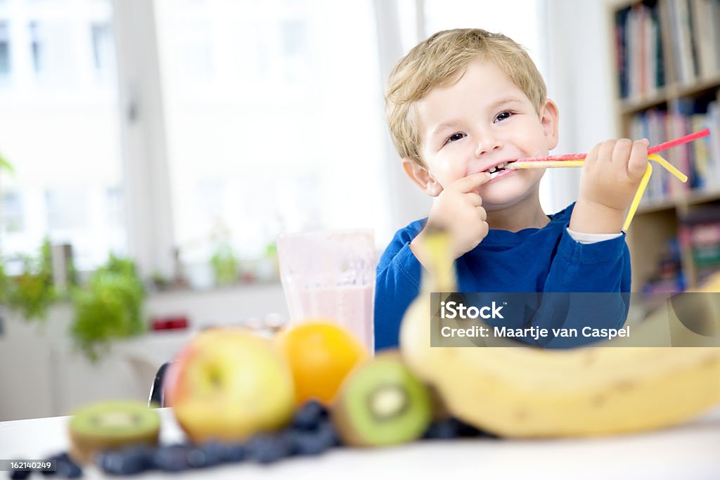 Toddler godendo Milkshake di frutta Frullato alla frutta - Foto stock royalty-free di 2-3 anni