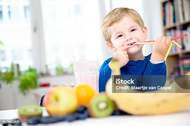 Toddler Godendo Milkshake Di Frutta Frullato Alla Frutta - Fotografie stock e altre immagini di 2-3 anni
