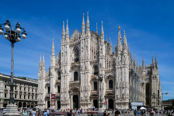 a catedral de milão na itália - milan italy cathedral duomo of milan night - fotografias e filmes do acervo