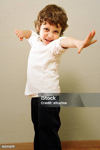 Niño De Lucha Foto de stock y más banco de imágenes de 4-5 años - 4-5 años, Actitud, Amenazas