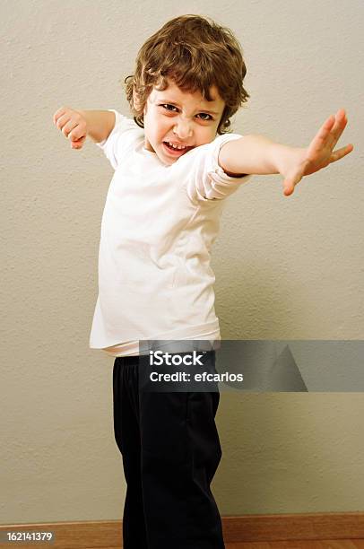 Dziecko Walki - zdjęcia stockowe i więcej obrazów 4 - 5 lat - 4 - 5 lat, Białe tło, Biały