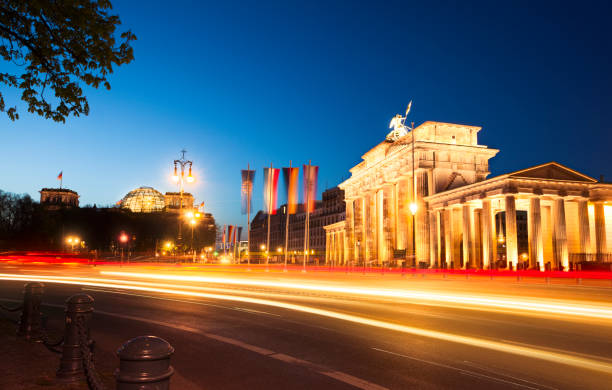 бранденбургские ворота в берлине, германия. - west berlin стоковые фото и изображения