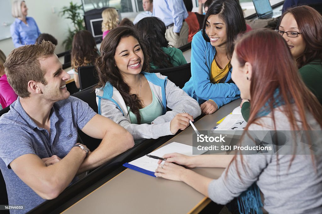 Grupo de la Universidad los estudiantes trabajando en clase de asignación juntos - Foto de stock de Estudiante de secundaria libre de derechos