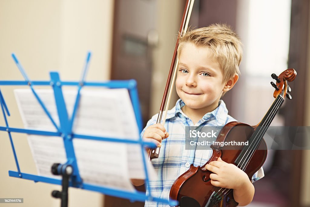 Ragazzino e un violino - Foto stock royalty-free di Bambino