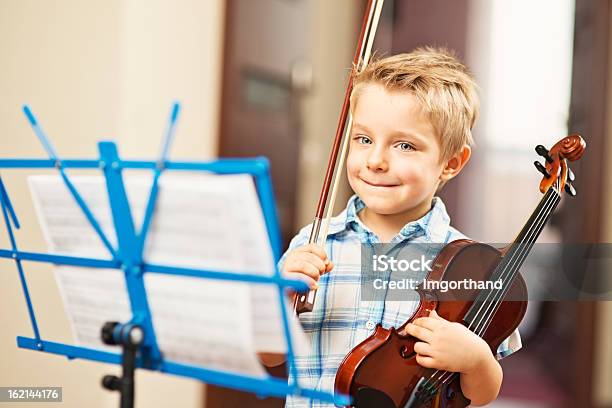 Ragazzino E Un Violino - Fotografie stock e altre immagini di Bambino - Bambino, Violino, Bambini maschi