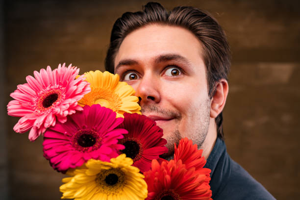 花を持つハンサムな男 - 11250 ストックフォトと画像