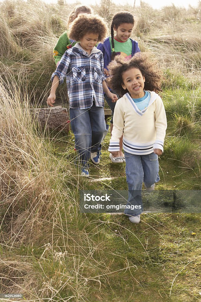 Grupo de crianças brincando no campo juntos - Foto de stock de Criança royalty-free