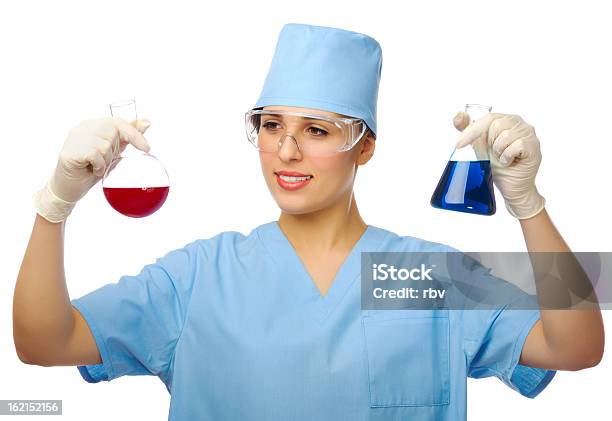 Junge Chemiker Mit Zwei Test Tubes Stockfoto und mehr Bilder von Arbeiter - Arbeiter, Arbeitspersonal, Arzt