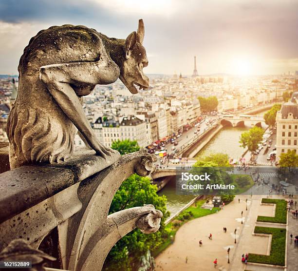 Gargouille Sulla Cattedrale Di Notredame Francia - Fotografie stock e altre immagini di Cattedrale di Notre-Dame - Parigi - Cattedrale di Notre-Dame - Parigi, Gargouille, Architettura