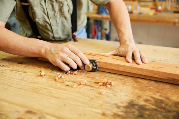 luthier cortando madera para construir una guitarra - fabricante de instrumentos fotografías e imágenes de stock