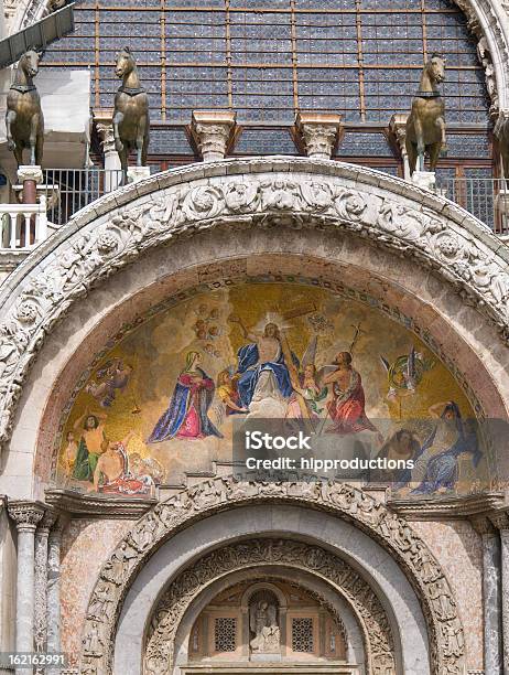 Foto de Fachada Mosaicos A Basílica De São Marcos De Veneza e mais fotos de stock de Porta