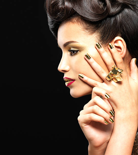 여자 있는 아름다운 골든 네일 및 스타일, 메이크업 - stage makeup gold shiny jewelry 뉴스 사진 이미지