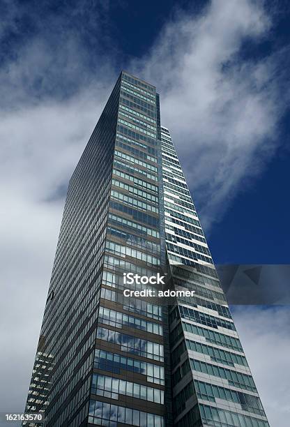Wolkenkratzer Und Cloud Stockfoto und mehr Bilder von Architektur - Architektur, Außenaufnahme von Gebäuden, Baugewerbe