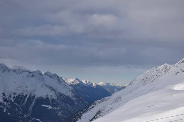 ośnieżone góry w austriackim ośrodku narciarskim hochgurgl - oetztal alps zdjęcia i obrazy z banku zdjęć