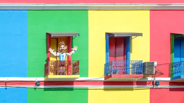 façade colorée dans le quartier de la boca, buenos aires, argentine. statue de messi sur un balcon. - messy photos et images de collection