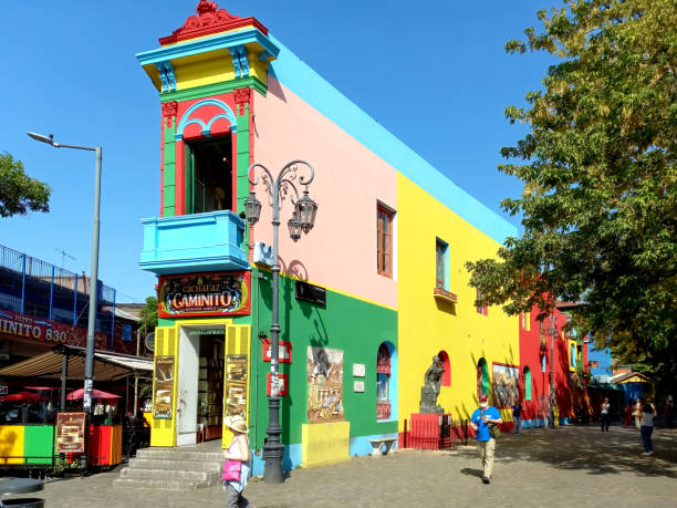 rua caminito colorida no bairro de la boca em buenos aires, argentina - buenos aires argentina south america la boca - fotografias e filmes do acervo