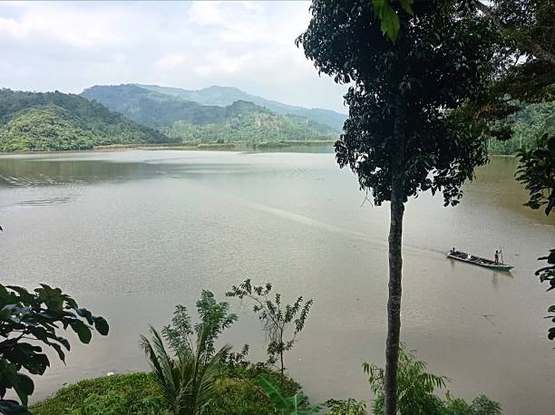 istock Lake and Hill Tour 1621760063