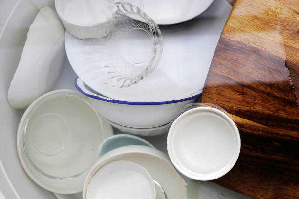 istock Dishes and bowls in water 1622097506