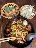 nam-tok-nudeln-mit-schweineschwarten.jpg?b=1&s=170x170&k=20&c=poap6nqKcdN3trw_U3m8VdN7kOIKSJO59txfaPUwRBc=