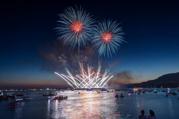 фейерверк на морском входе, ванкувер, британская колумбия - english bay flash стоковые фото и изображения