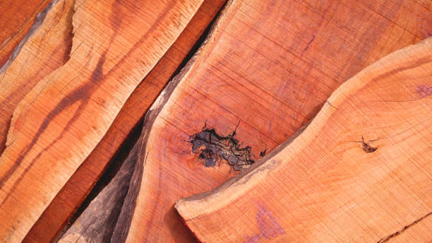 zbliżenie obrazu tła tekstury materiału konstrukcyjnego z drewna sekwoi, widok z góry z miejscem na kopiowanie - timber lumber industry redwood stack zdjęcia i obrazy z banku zdjęć