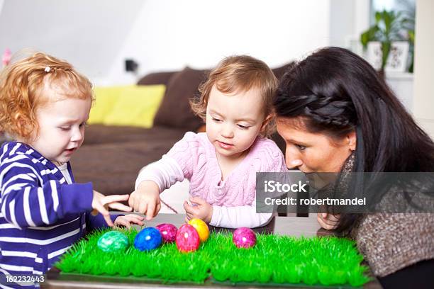 Foto de Ovos De Páscoa e mais fotos de stock de 2-3 Anos - 2-3 Anos, Adulto, Alegria