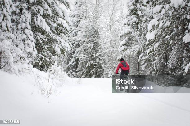 Ciclista Equitazione Coperti Di Neve Su Un Sentiero Snowbike - Fotografie stock e altre immagini di Bicicletta