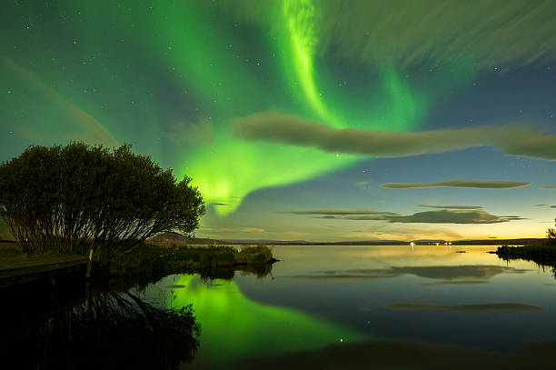 aurora boreal na islândia - aurora borealis iceland astronomy tranquil scene - fotografias e filmes do acervo