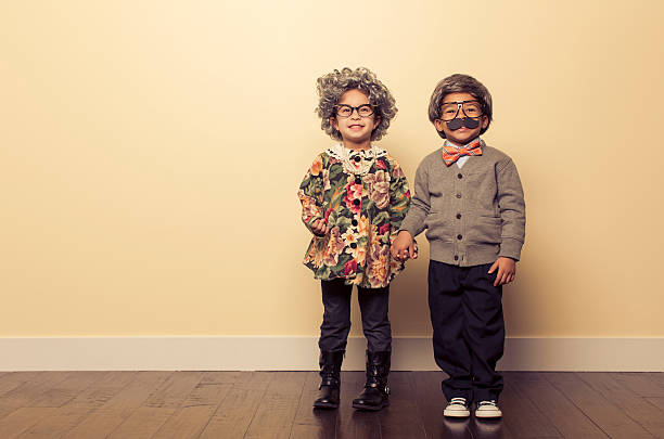 feliz pareja - disfrazar fotografías e imágenes de stock