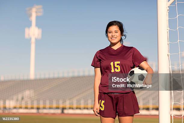 Teenage Jugador De Fútbol Foto de stock y más banco de imágenes de Atleta - Papel social - Atleta - Papel social, Jugador de fútbol, Adolescente