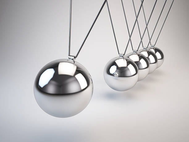 ballons d'équilibre pendule de newton - impact pendulum sphere newtons cradle photos et images de collection