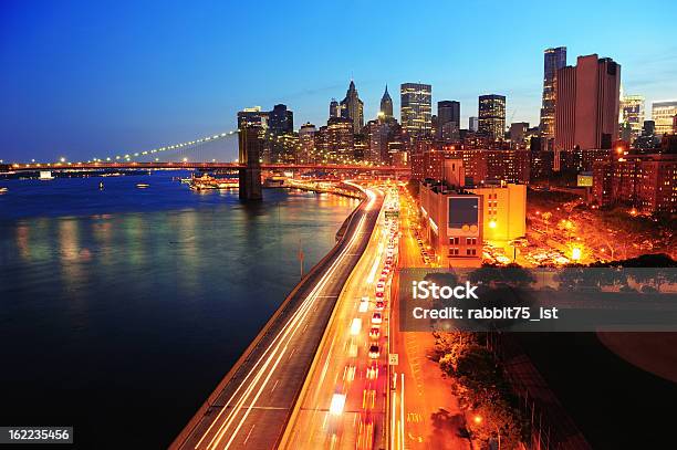 ニューヨークダウンタウンマンハッタン - ニューヨーク市のストックフォトや画像を多数ご用意 - ニューヨーク市, 夜, 交通量