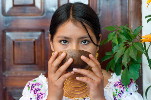 jeune indigène d’une tribu otavalo buvant un liquide sacré dans un bol en coquille de noix de coco - aborigine indigenous culture australian culture australia photos et images de collection