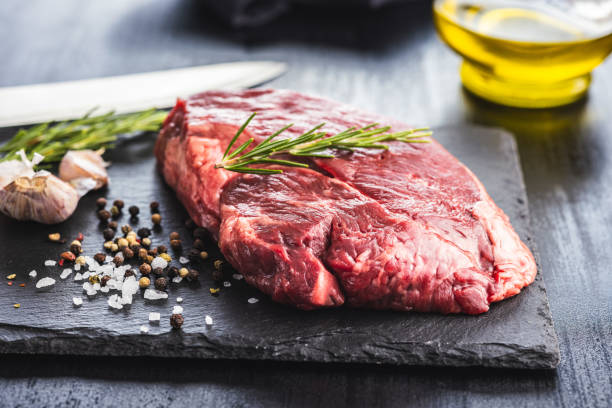 bife de filé cru carne bovina na tábua de corte. - cortado em filete - fotografias e filmes do acervo