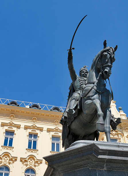 estátua no praça principal em zagreb, croácia - warrior eastern europe croatia architecture imagens e fotografias de stock