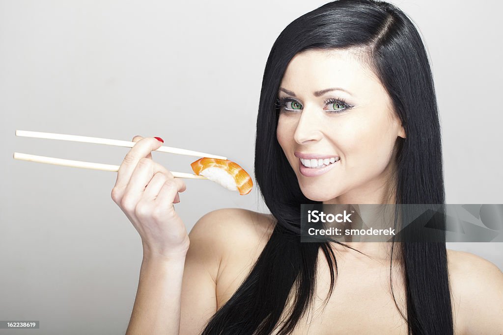 Belle femme manger des sushis au saumon - Photo de Aliment libre de droits