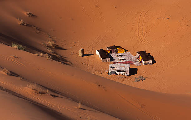 tende nel deserto del sahara - heat haze illusion desert heat foto e immagini stock