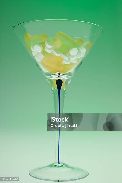 Martiniglas Mit Details Stockfoto und mehr Bilder von Grün - Grün, Medikamenten-Kapsel, Beleuchtungstechnik