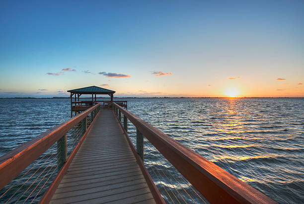 lever de soleil sur l'indian river - brevard county photos et images de collection