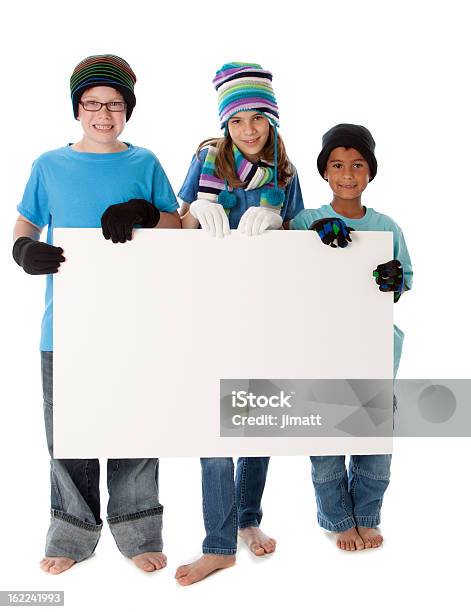 Crianças Segurando Placa Em Branco Para O Frio Do Inverno Temporada De Férias - Fotografias de stock e mais imagens de 10-11 Anos