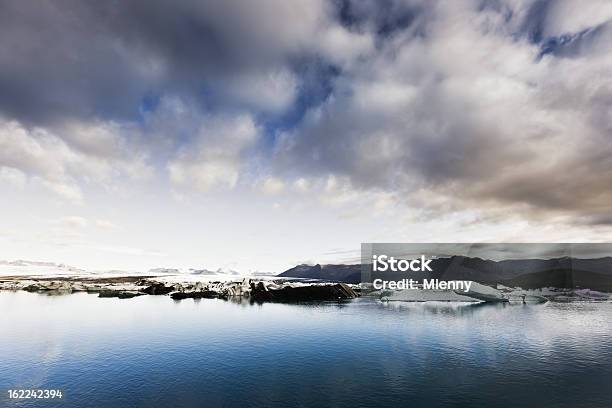 Исландия Icebergs In Ёкюльсаурлоун Dawn Сцены — стоковые фотографии и другие картинки Айсберг - ледовое образовании - Айсберг - ледовое образовании, Арктика, Атлантический океан