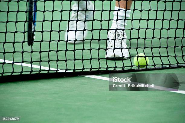 Cuadrados Abordar Una Pelota En La Cancha De Tenis Foto de stock y más banco de imágenes de Tenis - Tenis, Interior, Bola de Tenis